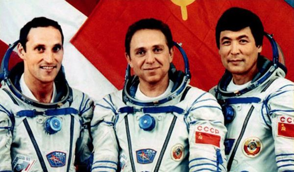 Франц Фибек, Александр Волков и Токтар Аубакиров. Фото Национального космического агентства Казахстана