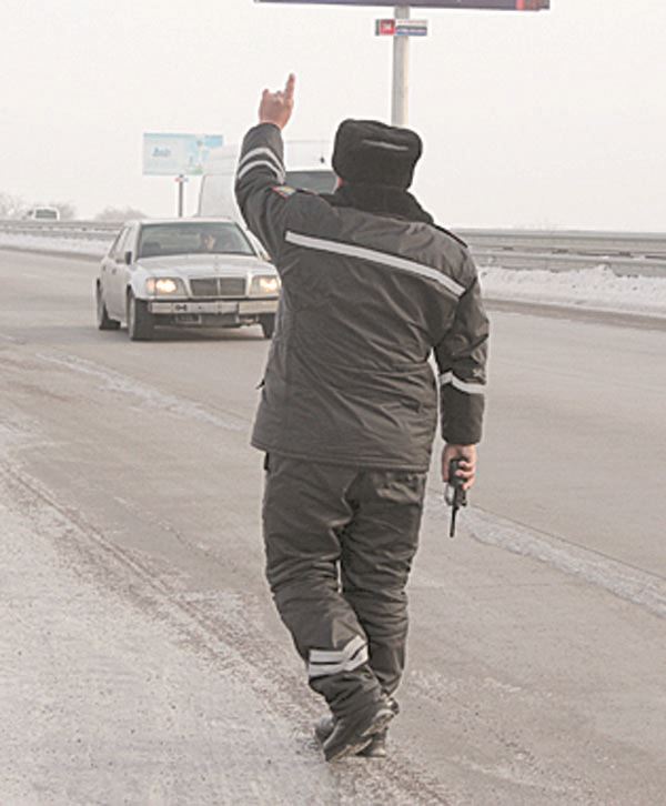С 1 января приказом министра Калмуханбета Касымова сотрудники патрульной службы МВД были лишены жезлов. Их заменили жилеты и перчатки. Фото Тахира САСЫКОВА