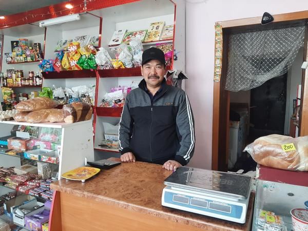 Канат Баймагамбетов подменяет жену в магазине