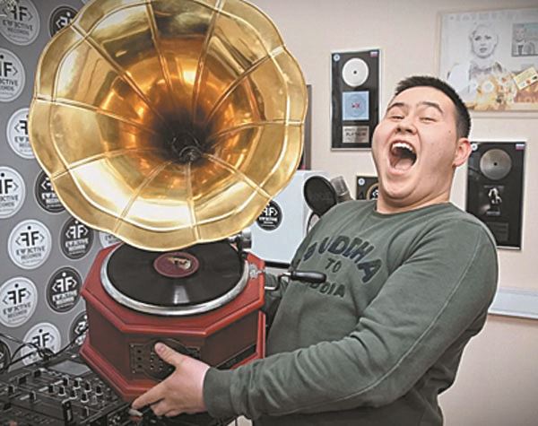 В марте 20-летний железнодорожник из Аксу Иманбек Зейкенов – непрофессиональный музыкант – взял премию “Грэмми” в категории “Ремиксы”