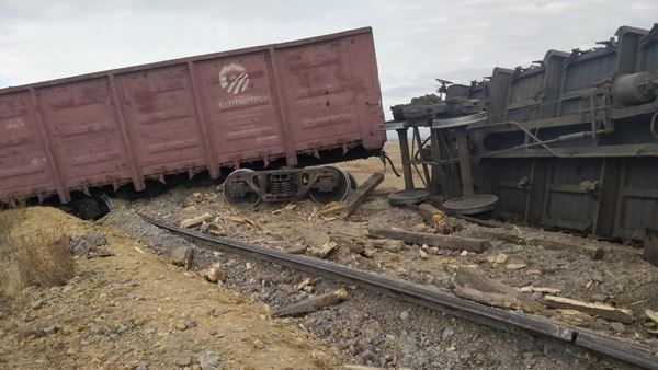 8 вагонов сошли с рельсов в Карагандинской области. Фото МЧС РК