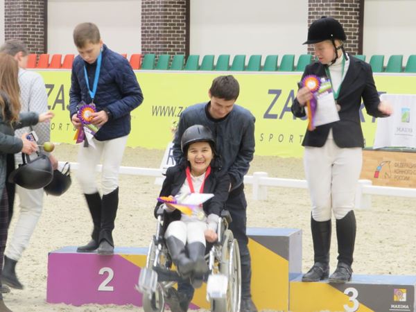 Айнагуль Кулкаирова, несмотря на инвалидность, заняла первое место на соревнованиях по конному спорту в Москве