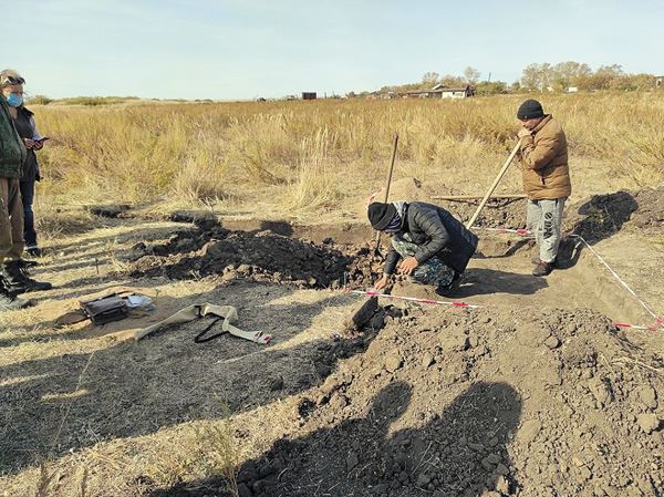 В разведочном раскопе археологи обнаружили погребение младенца и керамику