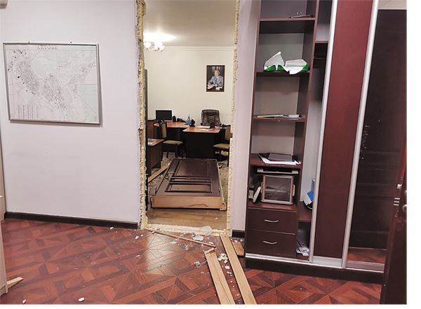 Двери кабинетов выбивали вместе с коробками. Фото департамента полиции Актюбинской области