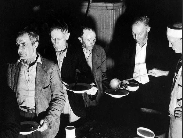 Во времена “Великой депрессии” супом кормил бродяг сам Аль Капоне”. Фото ushistory.org