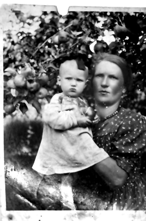 Надежда Таюшова с мамой Марией на фоне яблоневого сада