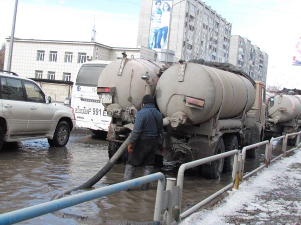 Коммунальщики откачают 25 тысяч кубометров талой воды