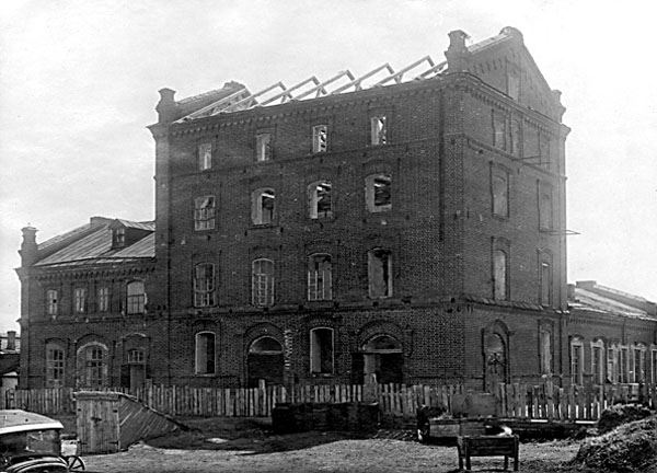 Здание старой мельницы по ул. Набережной. Снимок 1942 года. Фото из областного архива