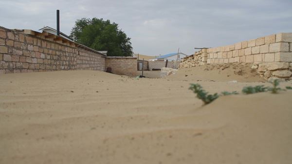 Песчаный массив, который когда-то находился примерно в километре от села, теперь приблизился вплотную