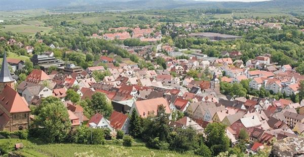 Немецкий город на белом холме со временем превратился в город вина. Фото wikidata.org