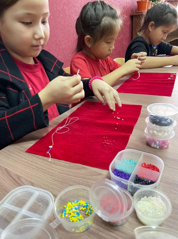 В образовательном центре дети могут посещать и творческие мастерские – это бисероплетение, макраме, курсы кройки и шитья. Фото предоставлено Жазирой БУЙРАШЕВОЙ