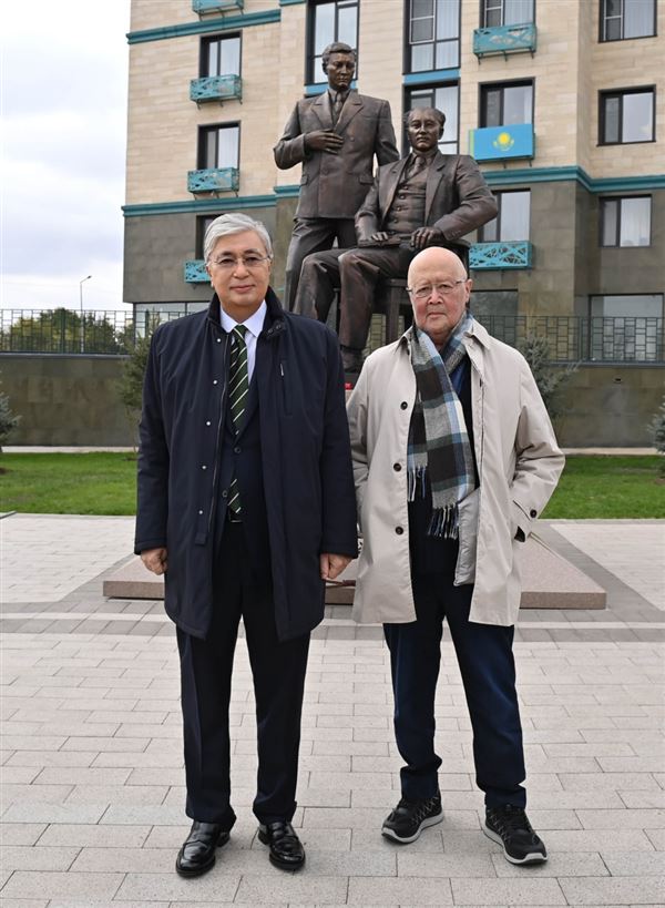 Глава государства Касым-Жомарт Токаев и сын великого писателя Мурат Ауэзов