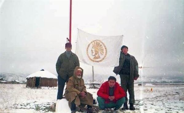 Бекен ага с сыновьями на месте будущего музея, конец 90-ых гг.