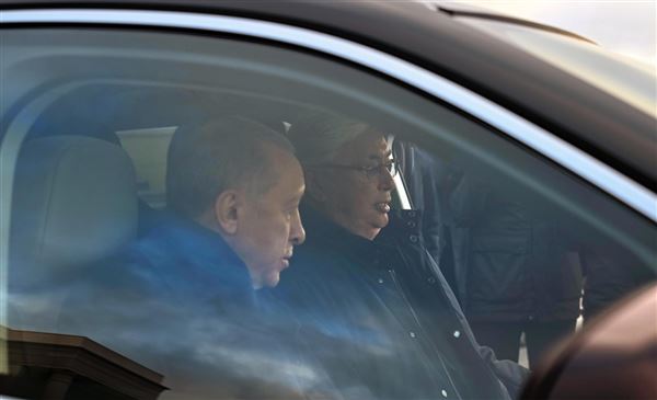Токаев и Эрдоган в электрокаре
