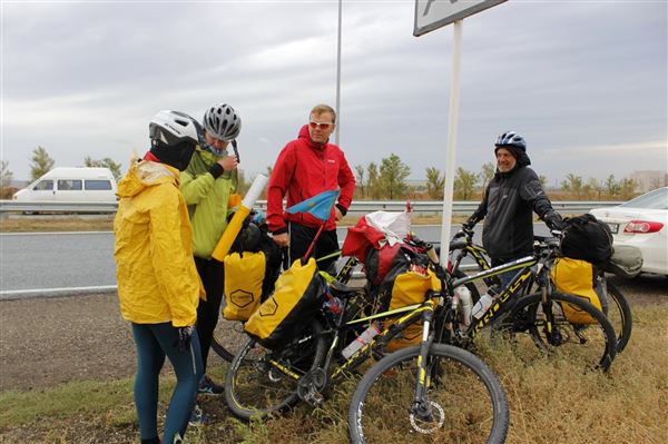 Польские велосипедисты задержались в Казахстане. потому что в каждом ауле в честь них устраивали той