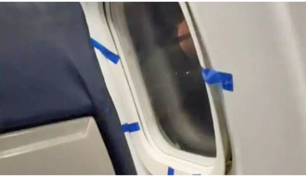 В октябре этого года на борту самолета Qazaq Air, выполняющего рейс из Актобе в Астану  иллюминатор был заклеен изолентой. Видео Сагындык Аташулы