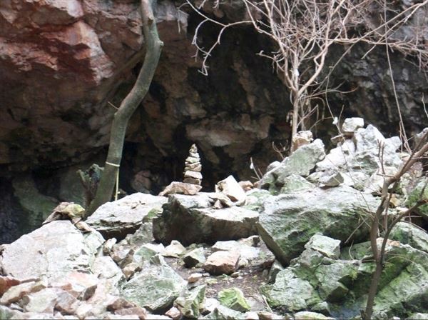 Пирамидка в драконьей пещере Акмешит