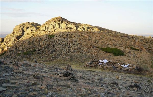 Изучение горы Акмешит показало, что когда то на ее вершине стояло каменное здани, похожее на замок или крепость