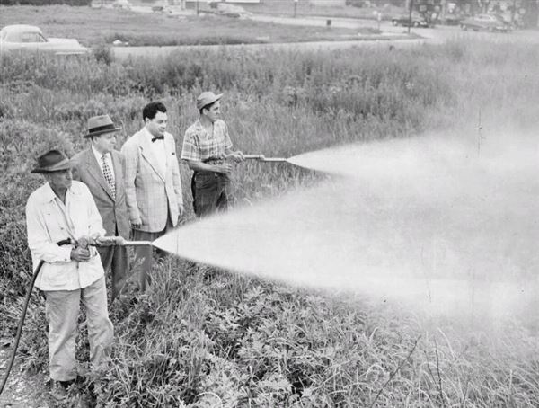Использование опасных пестицидов в СССР не скрывали. Наоборот, подобные фото красовались на передовицах советских газет