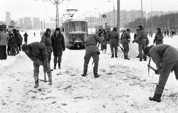 В декабре 1978-го аномальный мороз остановил движение не только автобусов, но и трамваев