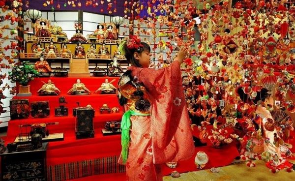 Праздник Хинамацури в Японии отмечается до сих пор, но уже как дань традициям.Обычно девочкам дарят шоколад и небольшую куколку