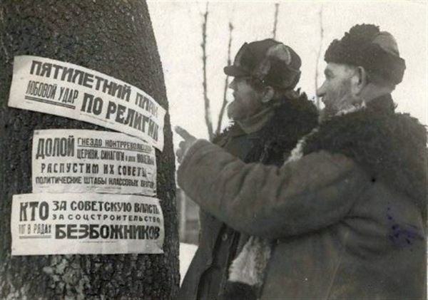 Активная борьба с религией в СССР началась с отмены церковных ритуалов, в том чсле и похоронных