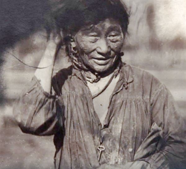 Женщина после приступа истерии. Это явление до сих встречается среди северных кочевых народов, например якутов. Там заболевание называют 