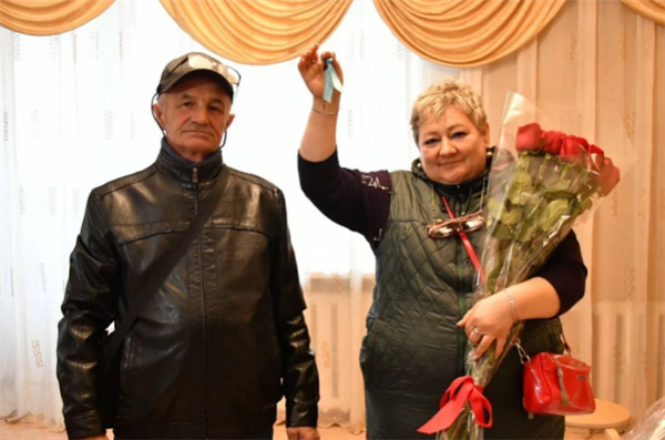 Семья Никулиных с ключами от новой квартиры / Фото областного акимата